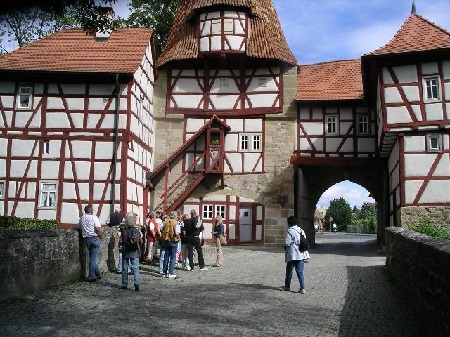 903 Vor dem Rödelseer Tor mit Führung