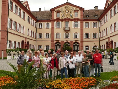 Die Wandergruppe vor Schloß Mainau