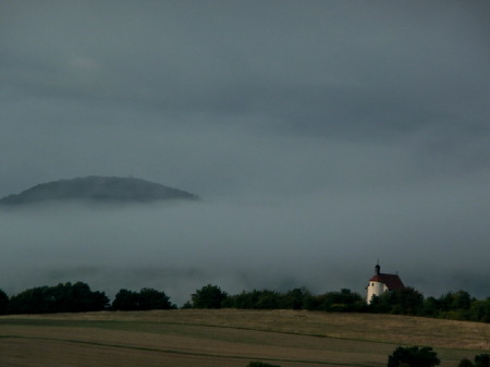 Tiefe Wolken über der St. Gangolf-Kapelle