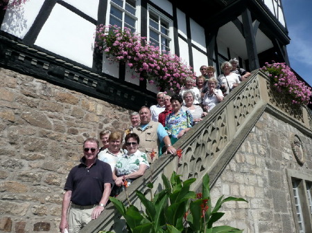 Die Wandergruppe auf der Rathaustreppe in Ostheim