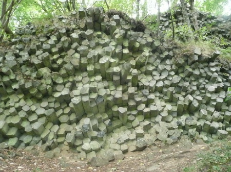 Basalt ist wegen besserer Lagerung kantig geschliffen!          Im Enst!