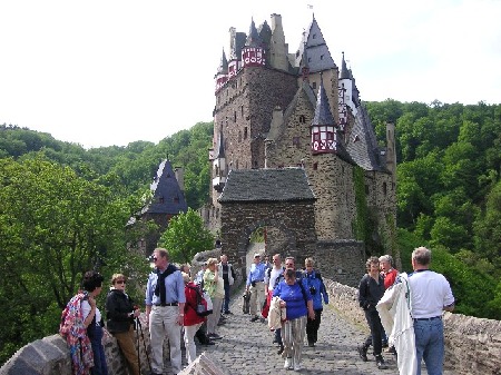 826 Burg Eltz, versteckt im Elzbachtal