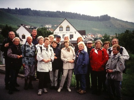 404  Wandergruppe 2001 vor der "Klostermühle"