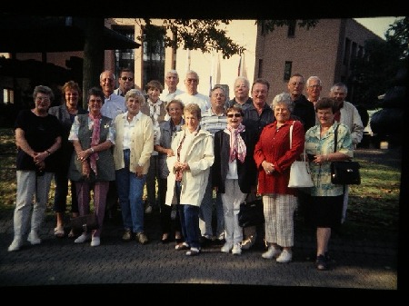 511  Wandergruppe 2002 vor der Zentralkellerei in Breisach