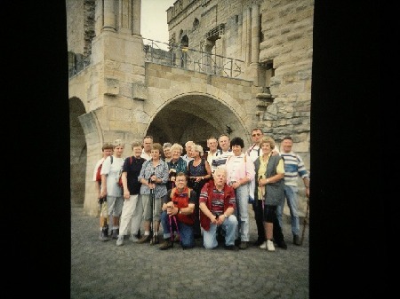106  Wandergruppe 1998 vor dem Hambacher Schloß