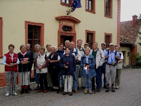 714  Die Wandergruppe 2004 vor dem Hotel "Kollektur"