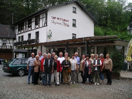 827 Die Wandergruppe 2005 vor der "Ringelsteiner Mühle" im Elzbachtal, dem Abschluß der Wanderung.