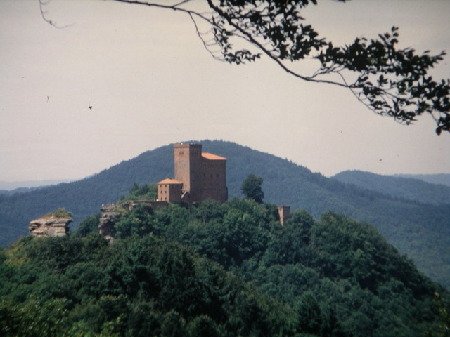 Die Stauferburg Trifels im Pfälzer Wald