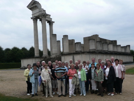 Die Wandergruppe vor dem Hafentempel bei den Ausgrabungen